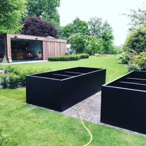 zwarte metalen plantenbak